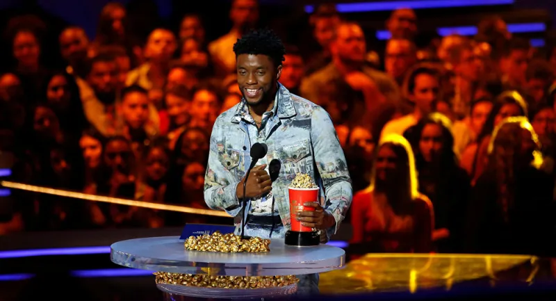 بطل أشهر فيلم في تاريخ السينما الأمريكية يهدي جائزته إلى كهربائي! (فيديو)