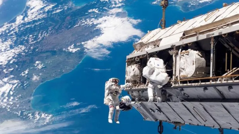 إرسال أول رائد فضاء إماراتي لمحطة الفضاء الدولية (صور)