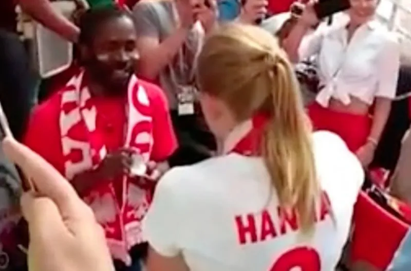 طلب يدها في مدرجات المونديال وكان ردت الفعل اغرب مما تتوقع (فيديو)