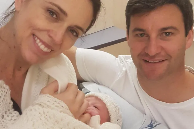 رئيسة وزراء نيوزيلندا تنجب مولودتها الأولى! (صور)