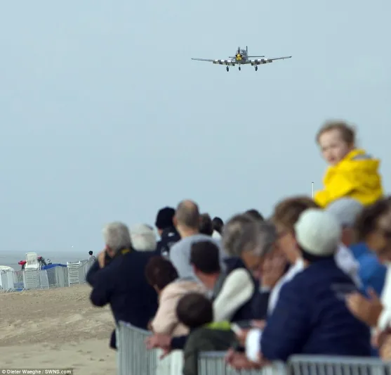 شاهد| أول مسابقة في العالم لإقلاع وهبوط الطائرات على الرمال