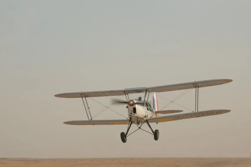 شاهد| أول مسابقة في العالم لإقلاع وهبوط الطائرات على الرمال