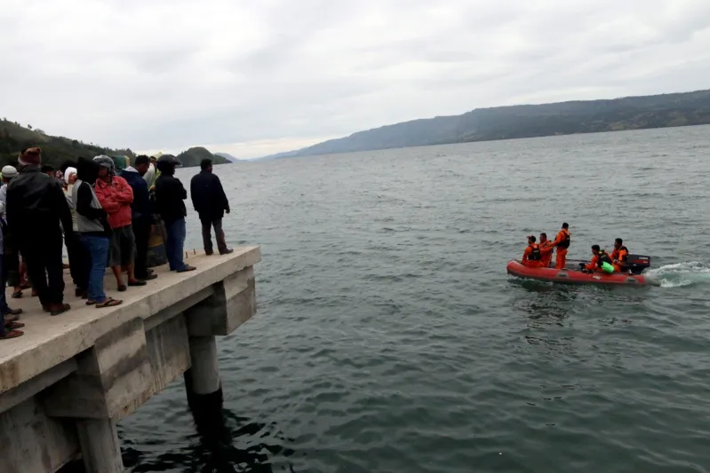 بعدما شهدت سلسلة حوادث مشابهة.. غرق عبارة إندونيسية في واحدة من أعمق بحيرات العالم