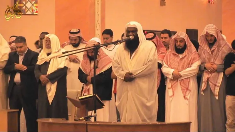 شاهد/ كيف تسبب جوال في إيقاف إمام سعودي لخطبة الجمعة 