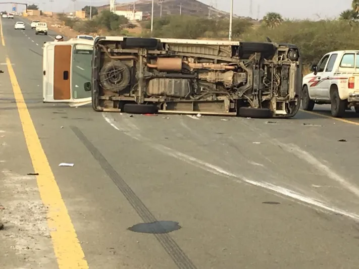 فيديو| لقطات مرعبة لحادث انقلاب باص في الصين