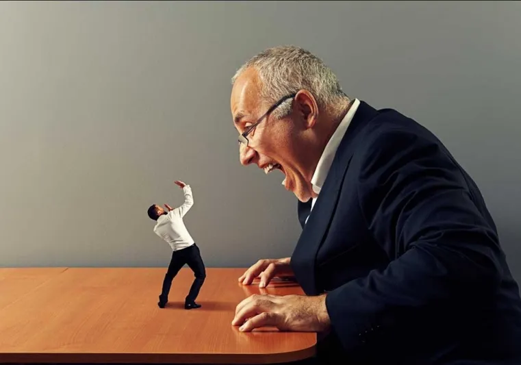 ماذا تفعل إذا عملت مع مدير لا يدعم موظفيه ؟.. هكذا تروج لنفسك