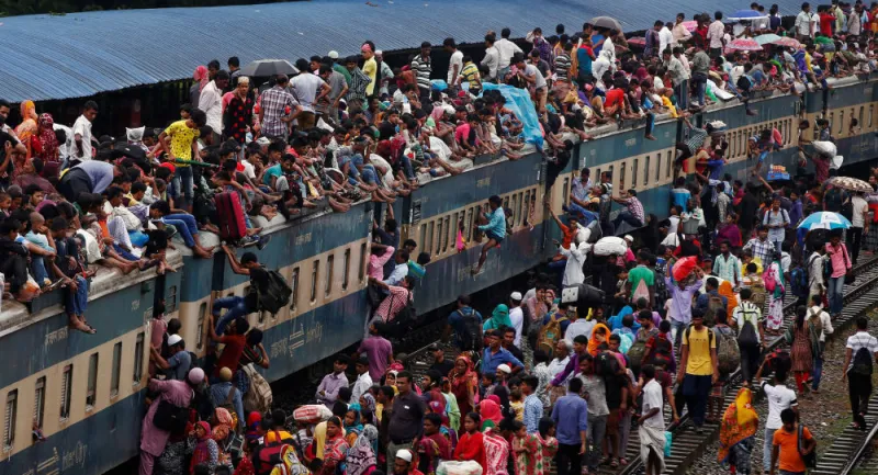 شاهد| كيف يستخدم الاف البنغاليون القطار يوميا !