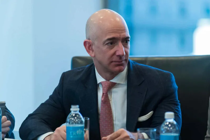 لهذا السبب خسر أغنى رجل في العالم 4 مليارات دولار في يوم واحد