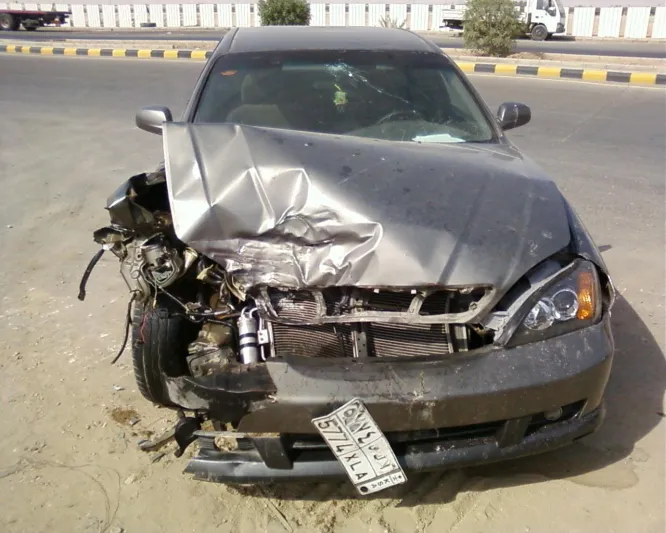 فيديو| رجل مخمور يدهس فتاتين كانتا تجلسان على الدرج