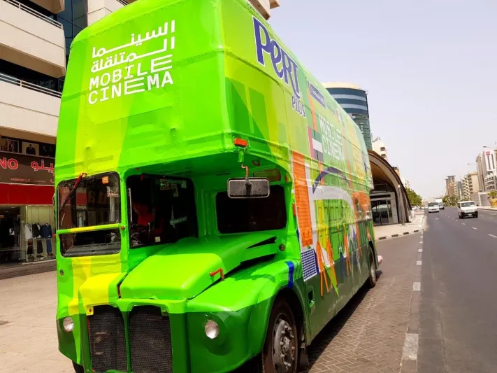 شاهد/ Mobile Cinem أول سينما متنقلة تصل لمخيمات العمال بدبي 
