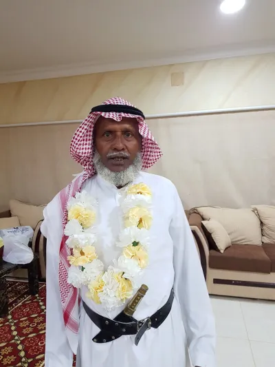 مواطن سعودي يكرم عاملا بنغلاديشيا تقديرا لأمانته في العمل معه طوال 18 عاماً