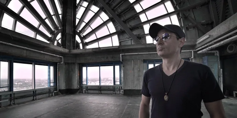 لماذا أنفق ملياردير العملات الرقمية ثروته على عقارين مستوحيين من ألعاب الفيديو؟