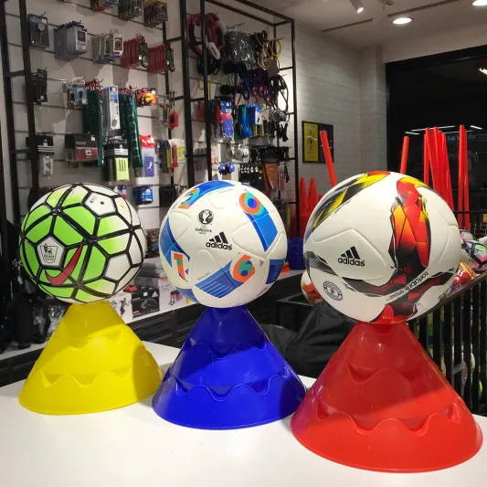 حكم معتزل يهوى جمع كرات القدم ويشيد متحفا يضم 800 منها ( فيديو)