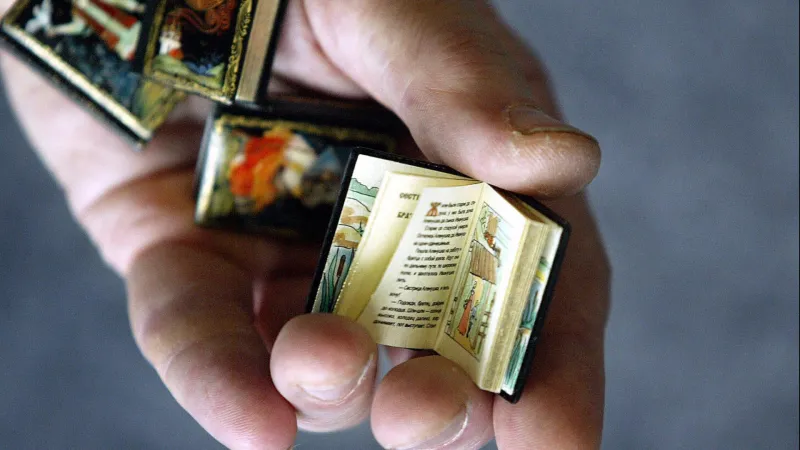 شاهد| أين يقع المتحف الأول والوحيد في العالم للكتب المصغرة؟