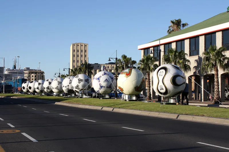 حكم معتزل يهوى جمع كرات القدم ويشيد متحفا يضم 800 منها ( فيديو)