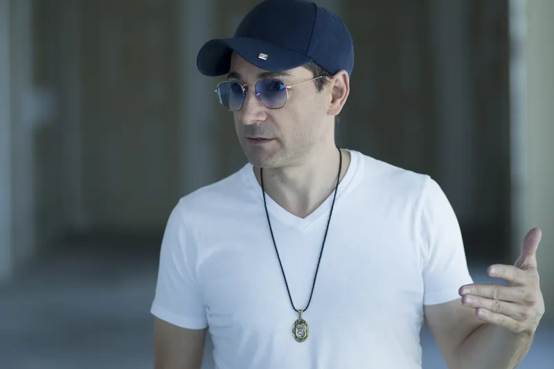 لماذا أنفق ملياردير العملات الرقمية ثروته على عقارين مستوحيين من ألعاب الفيديو؟