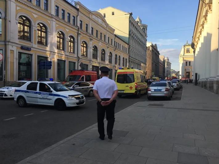 فيديو| رجل ينجو باعجوبة من حادث دهس مميت