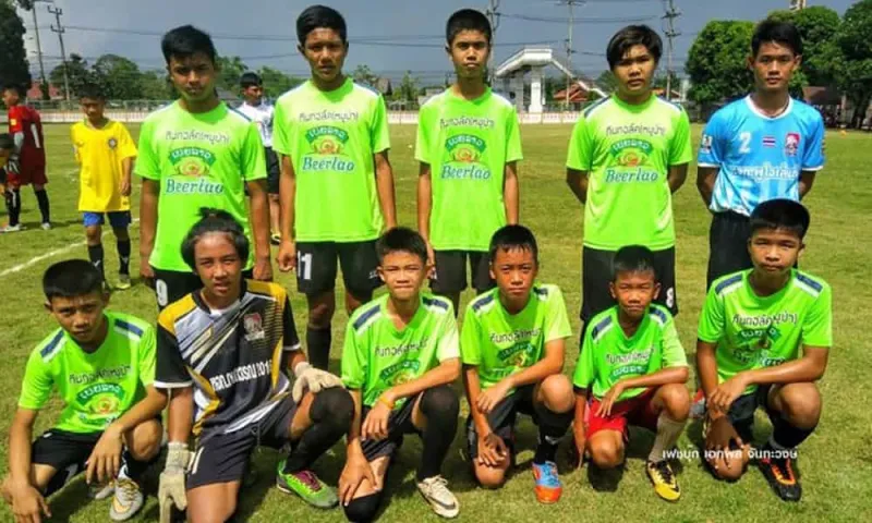 شاهد| إخراج 12 طفلا تايلنديا ومدربهم أحياء من كهف بعد 10 أيام من اختفائهم