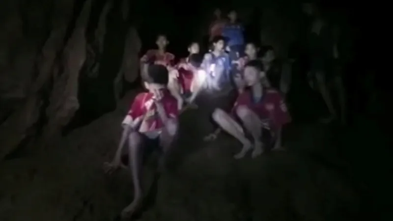 شاهد| إخراج 12 طفلا تايلنديا ومدربهم أحياء من كهف بعد 10 أيام من اختفائهم