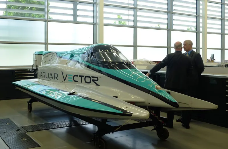 شاهد| كيف حطم Jaguar V20E الرقم القياسي كأسرع قارب كهربائي في العالم