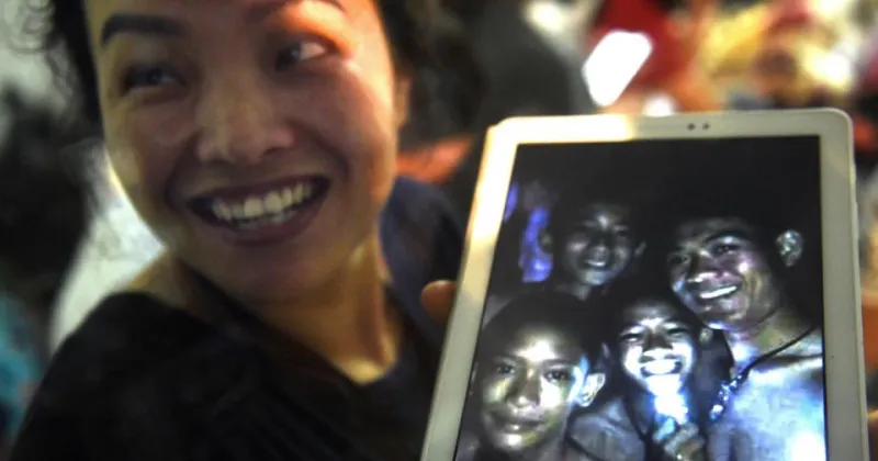 شاهد| إخراج 12 طفلا تايلنديا ومدربهم أحياء من كهف بعد 10 أيام من اختفائهم