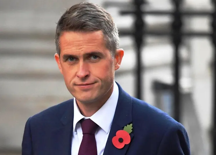 صوت غريب يخرج من وزير دفاع بريطانيا.. كيف حدث هذا؟ (فيديو)