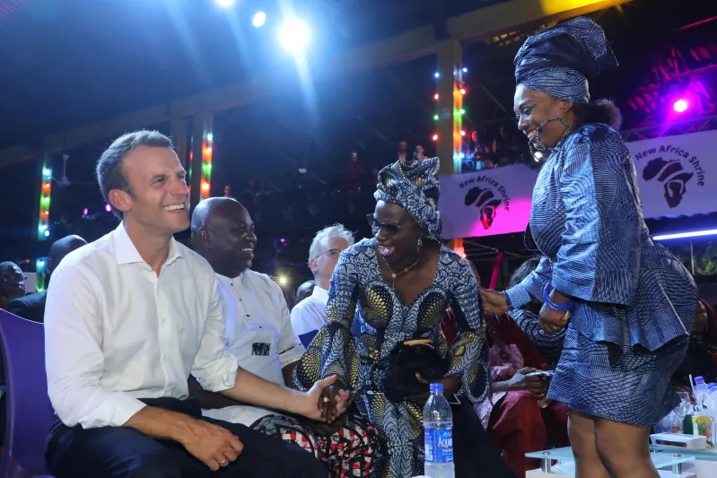 شاهد| الرئيس الفرنسي يحل ضيفًا على ملهى ليلي في نيجيريا