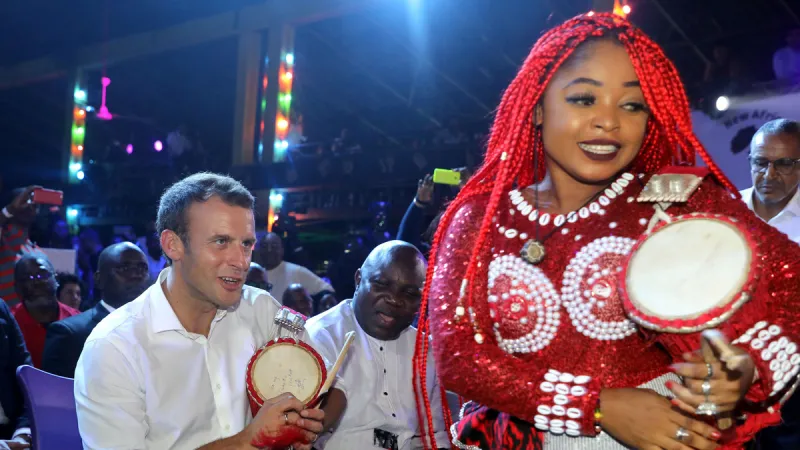 شاهد| الرئيس الفرنسي يحل ضيفًا على ملهى ليلي في نيجيريا