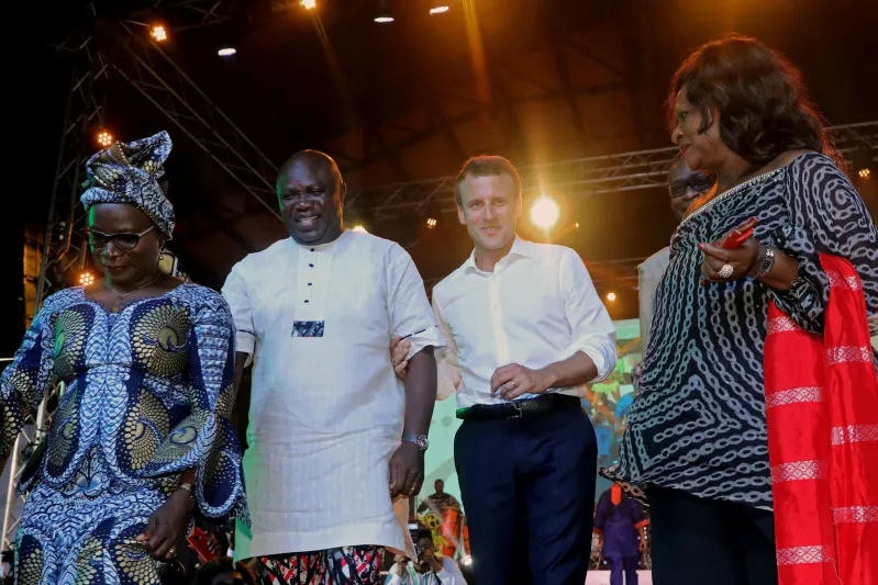 شاهد| الرئيس الفرنسي يحل ضيفًا على ملهى ليلي في نيجيريا