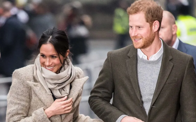 لماذا ترك الأمير هاري يد ميغان مؤخرا؟ وسر التزام شقيقه ويليام من البداية!