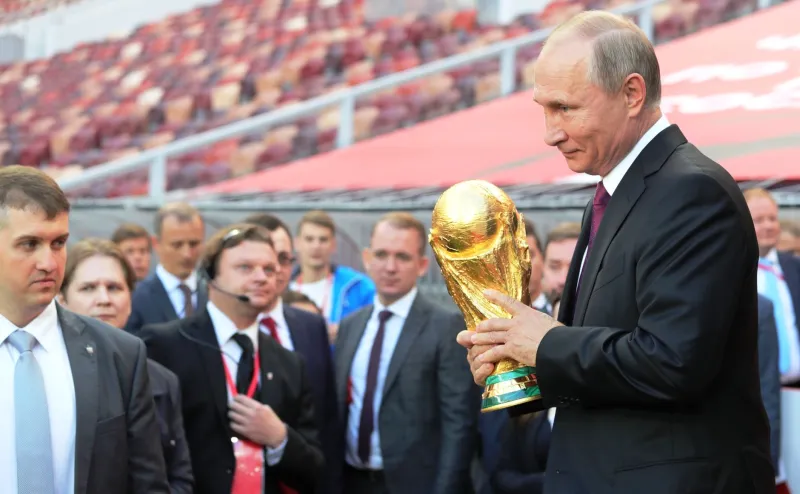 كيف تصنع جوائز كأس العالم روسيا 2018 ؟ (فيديو)