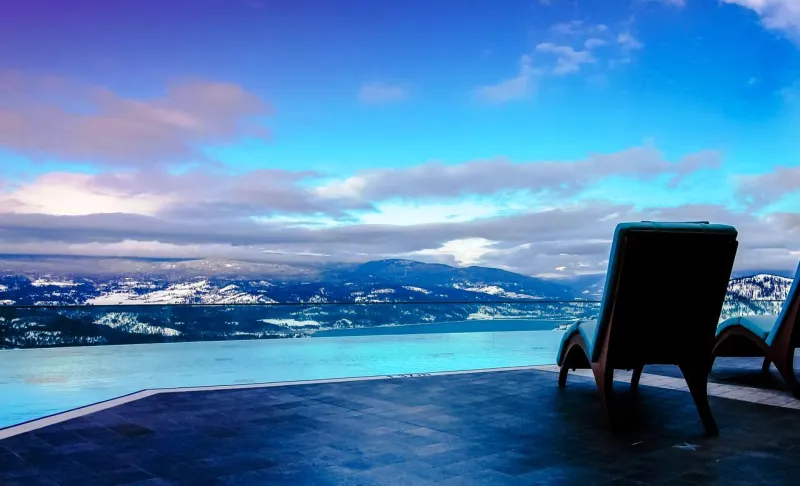 لماذا تتوهج مياه البحر الأيرلندي باللون الأزرق البراق؟ (فيديو)