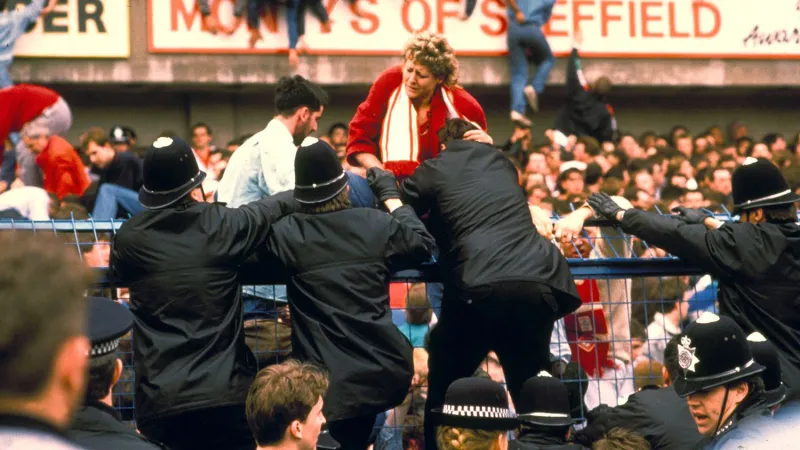 فيديو| تعرف على أغرب تقاليع كأس العالم روسيا 2018.. مشجعون يطلبون يد صديقاتهم من المدرجات
