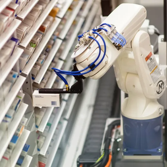 فيديو| أول صيدلية ذكية بالمملكة تستعين بالروبوتات