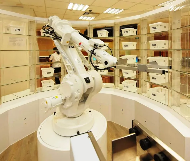 فيديو| أول صيدلية ذكية بالمملكة تستعين بالروبوتات