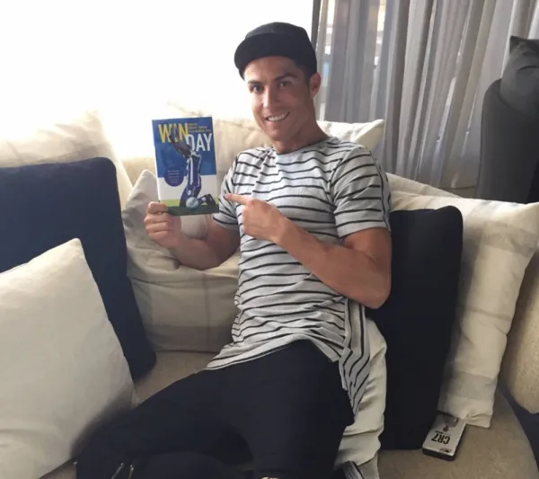 صلاح يتعلم «فن اللامبالاة».. فما الذي يطالعه مشاهير الرياضة؟ 