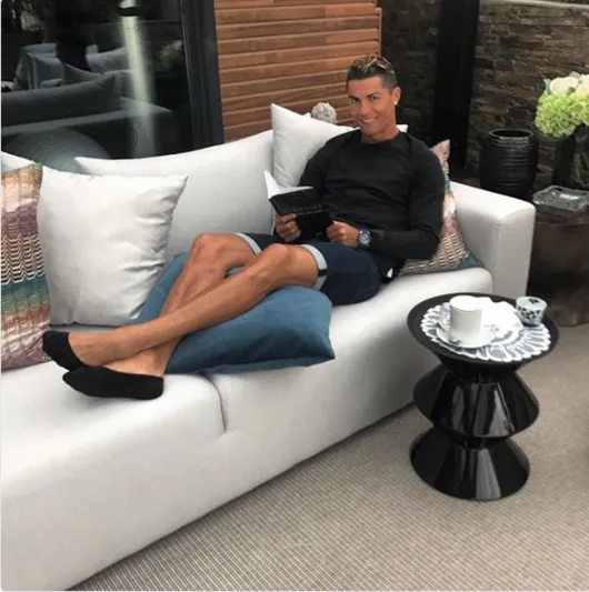 صلاح يتعلم «فن اللامبالاة».. فما الذي يطالعه مشاهير الرياضة؟ 