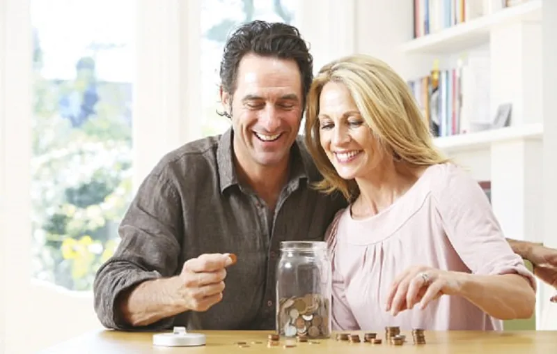 السؤال الذي حيّر الكثير: كم عليك أن تدخر وفق مرحلتك العمرية؟