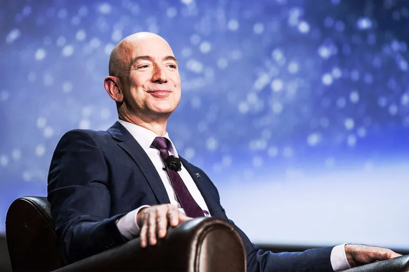 جيف بيزوس يبدأ في استيطان القمر