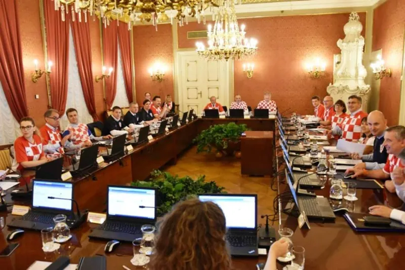 اجتماع مميز للحكومة الكرواتية بزي منتخب بلادها (فيديو)