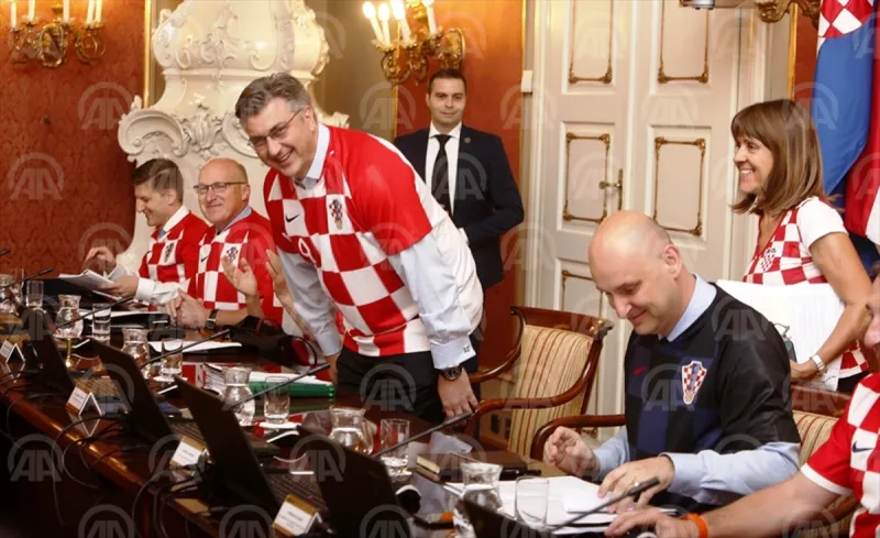 اجتماع مميز للحكومة الكرواتية بزي منتخب بلادها (فيديو)
