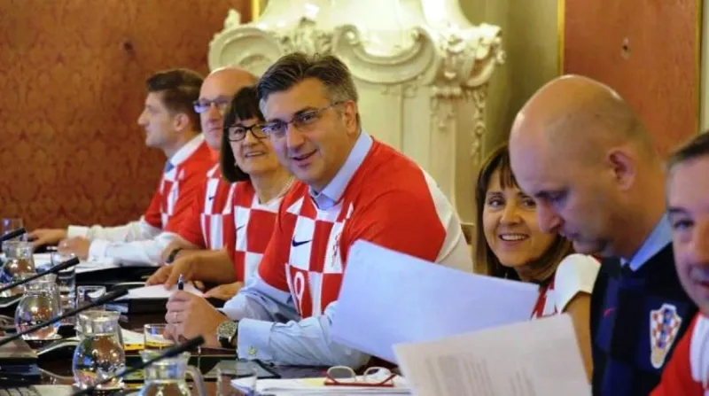 اجتماع مميز للحكومة الكرواتية بزي منتخب بلادها (فيديو)