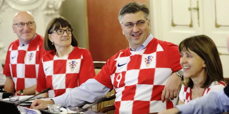 اجتماع مميز للحكومة الكرواتية بزي منتخب بلادها (فيديو)