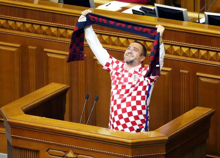 اجتماع مميز للحكومة الكرواتية بزي منتخب بلادها (فيديو)