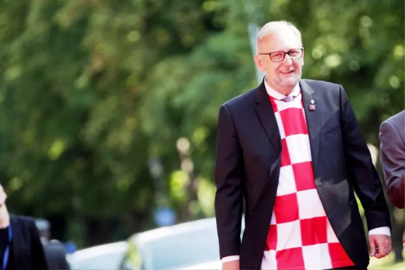 اجتماع مميز للحكومة الكرواتية بزي منتخب بلادها (فيديو)