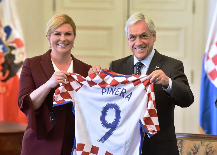 اجتماع مميز للحكومة الكرواتية بزي منتخب بلادها (فيديو)