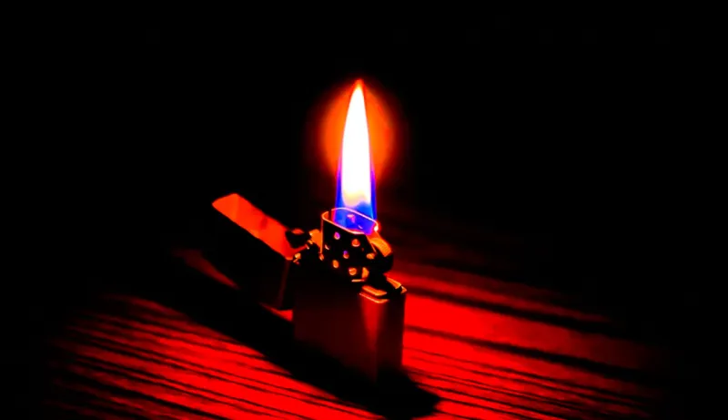 فيديو.. لحظة انفجار «ولاعة» في وجه رجل