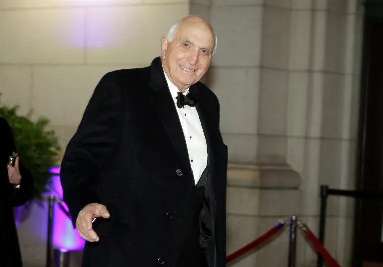 قصص ملهمة وتجارب حياتية رائدة.. مشاهير حولوا الفقر إلى ثراء فاحش