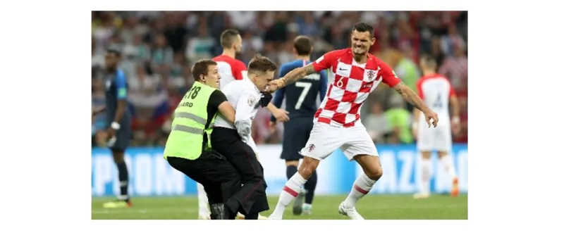 فيديو.. توقف مباراة فرنسا وكرواتيا للحظات بسبب المشجعين