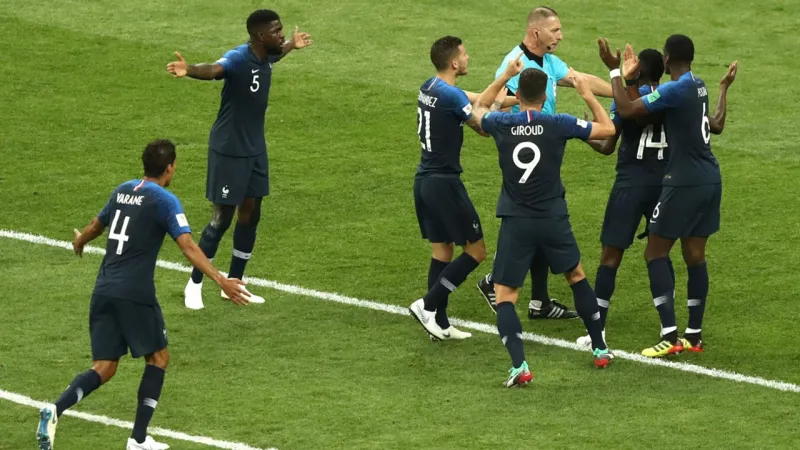 فيديو.. توقف مباراة فرنسا وكرواتيا للحظات بسبب المشجعين